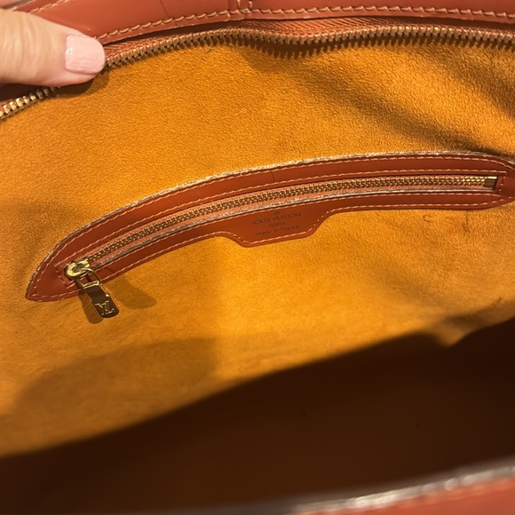 ON SALE‼️‼️‼️. Louis Vuitton Brown Epi Shoulder Bag🔥 Great big size. - Picture 5 of 11